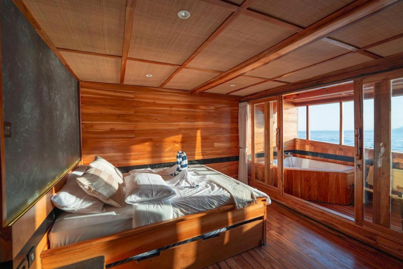 Lamborajo III - Master Ocean View Cabin